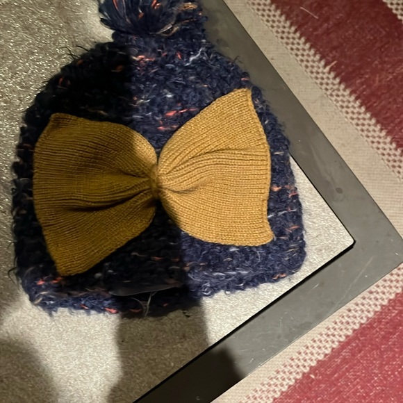 Women’s BCBG wolf hat with bow attached so cute - Picture 1 of 1